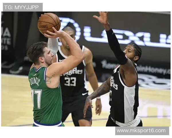 西部垫底战绩惨淡名记质疑哈里森的教练位置是否稳固