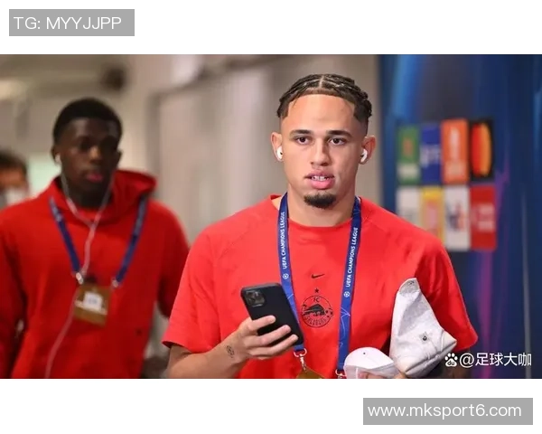 奥卡福进球瞬间意外出现沙滩球引发热刺球迷热议