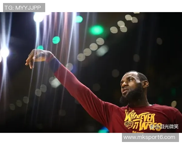 詹姆斯关键时刻暂停指挥队友成功防守上演致命抢断精彩瞬间