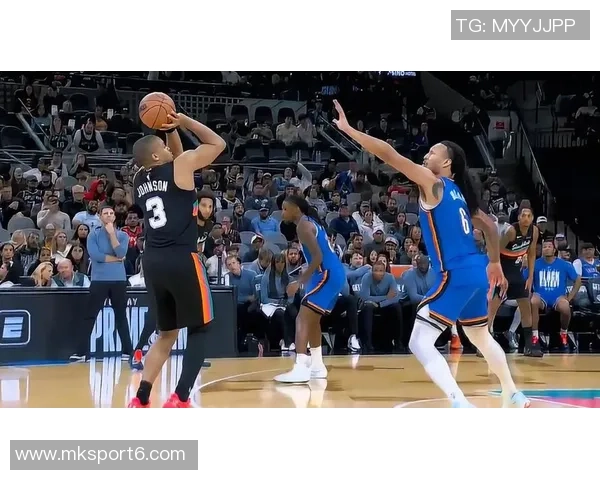 凯尔登约翰逊上半场表现出色攻防兼备贡献10分3篮板3抢断