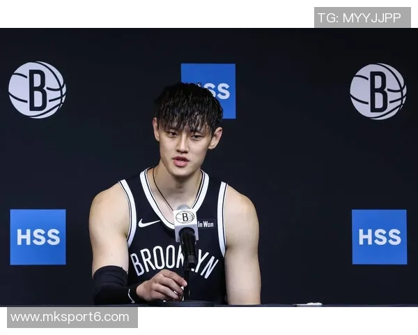 曾凡博防守失误贾里德巴特勒轻松突破上篮得分